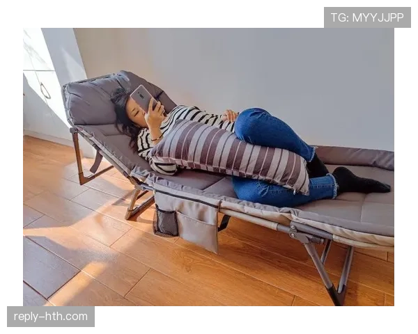 邹敬园家里摆满奖杯，结果他睡的是折叠床？